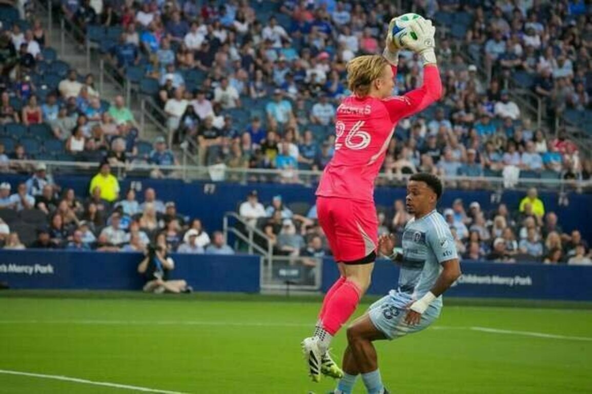 Sounders strike for three early goals, hold off Sporting KC