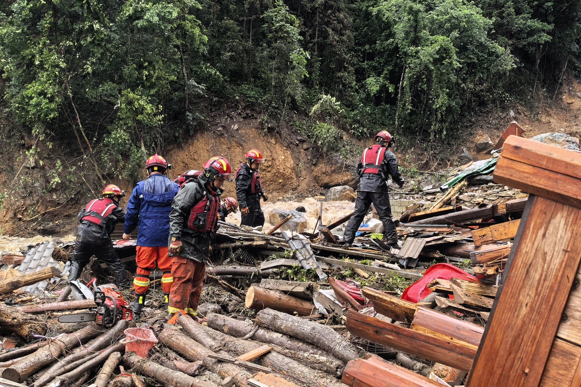 (SpotNews)CHINA-GUANGXI-GUILIN-MUDSLIDE (CN)