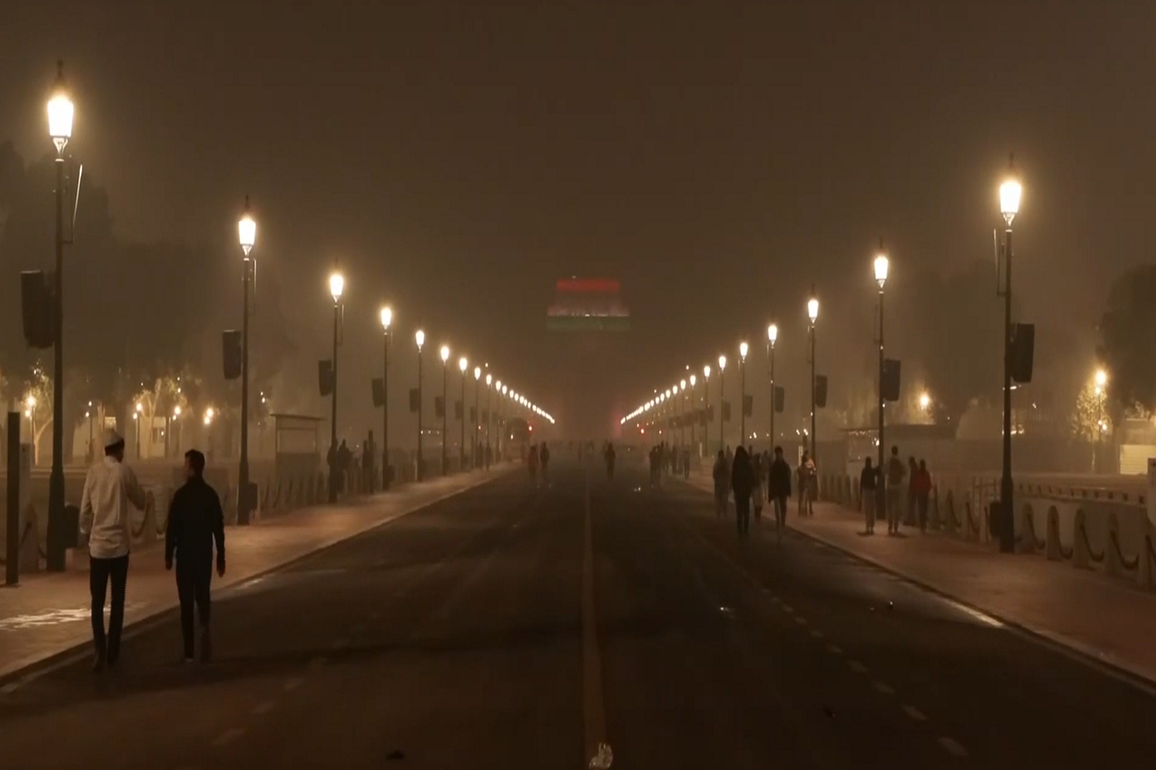 India Gate shrouded in smog as air quality slips into 'severe' category, AQI recorded above 400 in several parts of Delhi