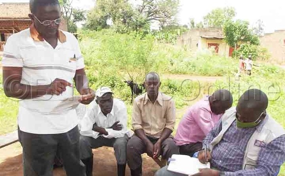 Kirimubbanja ng'asoma ekiraamo mu lukiiko. Kirimubbanja ng'asoma ekiraamo mu lukiiko.