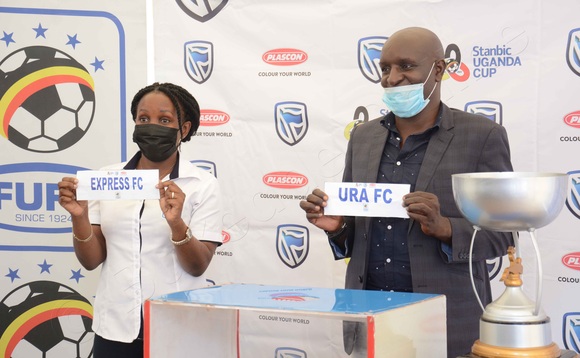 Esther Namusoke (ku kkono) ne Andy Lule( ku ddyo) eyaliko ssita wa Express abaalonze akalulu Esther Namusoke (ku kkono) ne Andy Lule( ku ddyo) eyaliko ssita wa Express abaalonze akalulu