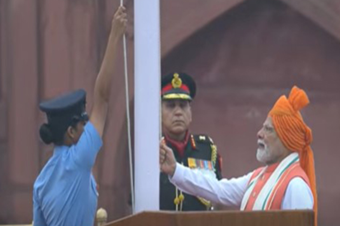 PM Modi hoists tricolor at Red Fort to mark 79th Independence Day