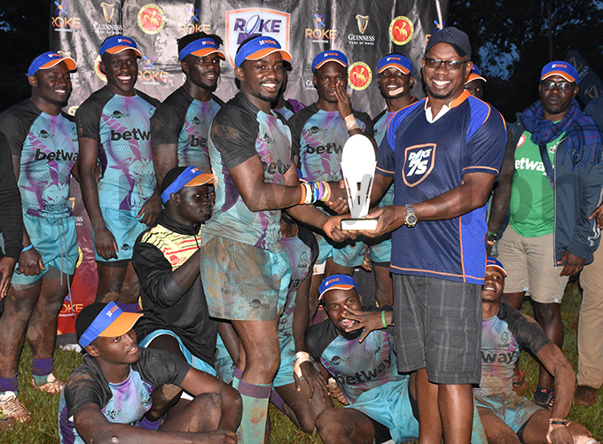 oke elkom chief commercial officer ichael ukasa hands over the trophy to obs captain oseph redo hoto by ohnson ere