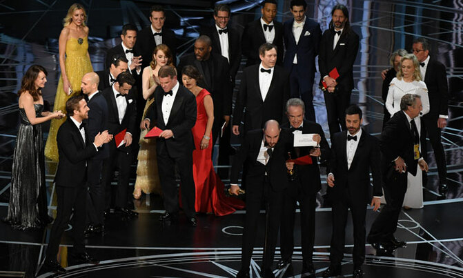'Moonlight' wins best picture as Oscars ends in chaos 'Moonlight' wins best picture as Oscars ends in chaos