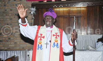 Bp. Ssebaggala ng'ayogera eri abakulisitaayo mu Lutikko e Mukono mu kusaba kwa ssekukkulu. (ekif. Henry Nsubuga) Bp. Ssebaggala ng'ayogera eri abakulisitaayo mu Lutikko e Mukono mu kusaba kwa ssekukkulu. (ekif. Henry Nsubuga)