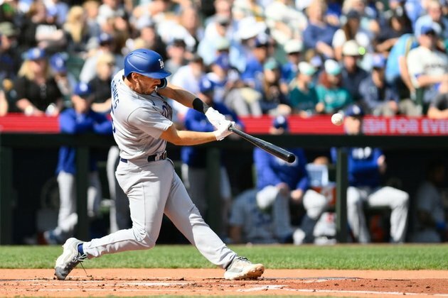 Red-hot Dodgers sweep Mariners