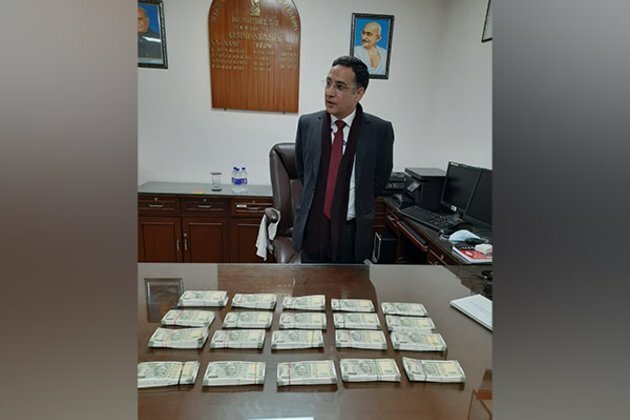 Customs seize gold, Rs 10 lakh worth fake currency notes; 2 held at Delhi's IGI