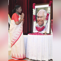 President Droupadi Murmu pays floral tribute to India's former President K.R. Narayanan