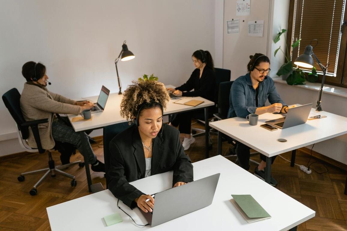 From tech to retail, Americans increasingly turn to AI at work