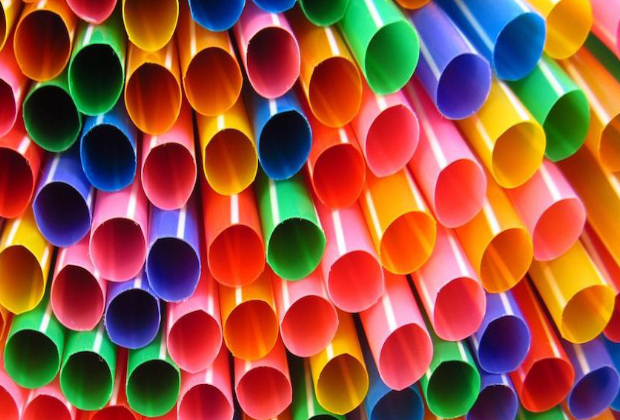 Trump signs order for plastic straws, says paper 'doesn't work'