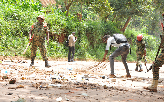 tudents help ilitary olice clear debris from a road hoto by arim sozi
