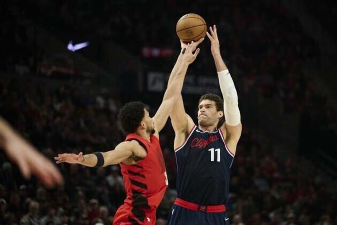 Brook Lopez's 9 treys power Clippers to win over Blazers