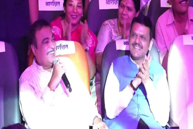 Maharashtra CM Devendra Fadnavis, Nitin Gadkari sing at 'Khasdar Krida Mahotsav' closing ceremony