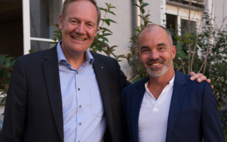 Patrick Müller (li.), Vorstand der Palmer AG und Olaf Reiter, Vorstand der Adesso Orange AG bei der Vertragsunterzeichnung am 21. August2023.