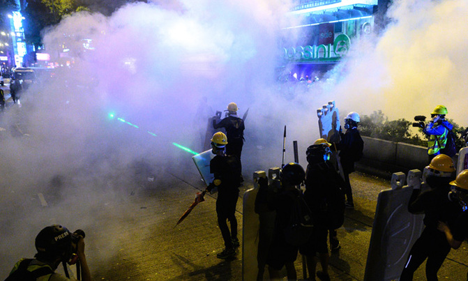 Twin rallies after tear gas clashes in Hong Kong tourist district Twin rallies after tear gas clashes in Hong Kong tourist district