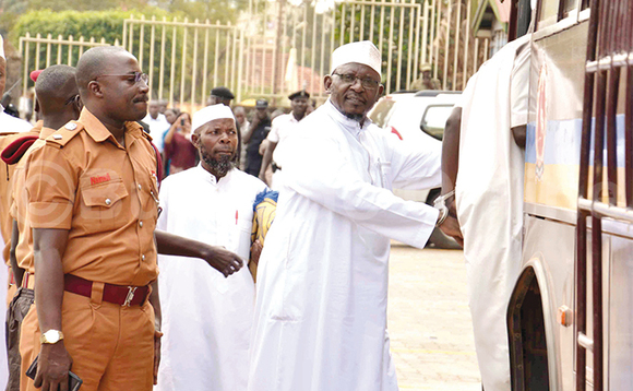 Sheikh Kamoga ( wakati) ng’alinnya bbaasi y’abasibe okuzzibwa e Luzira. Sheikh Kamoga ( wakati) ng’alinnya bbaasi y’abasibe okuzzibwa e Luzira.