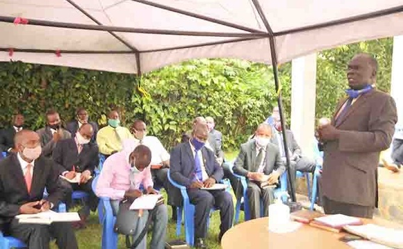 Pr. Ssembuusi ng’asomesa abakadde okuva mu kitundu ky’atwala. Pr. Ssembuusi ng’asomesa abakadde okuva mu kitundu ky’atwala.