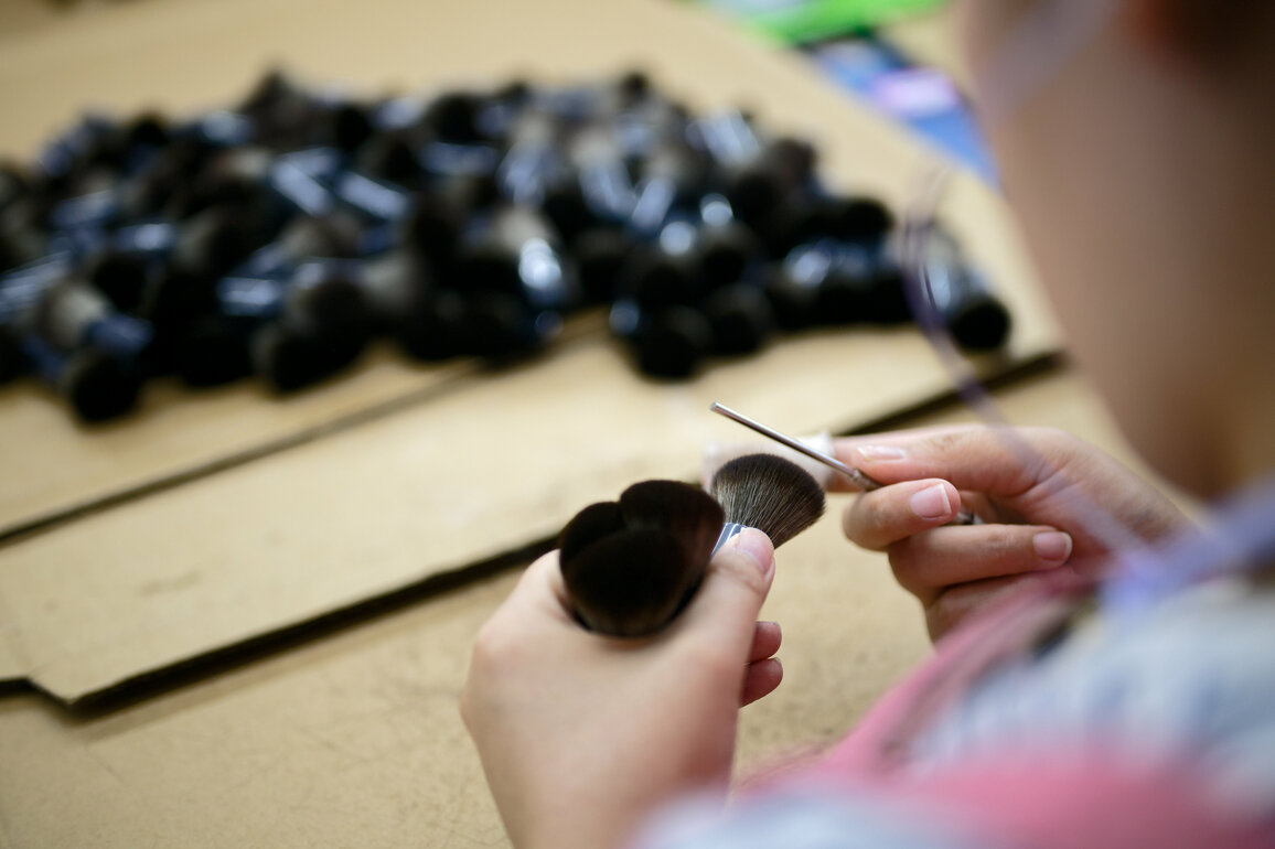 (EconomyInFocus) CHINA-HENAN-LUYI-MANUFACTURING-COSMETICS (CN)