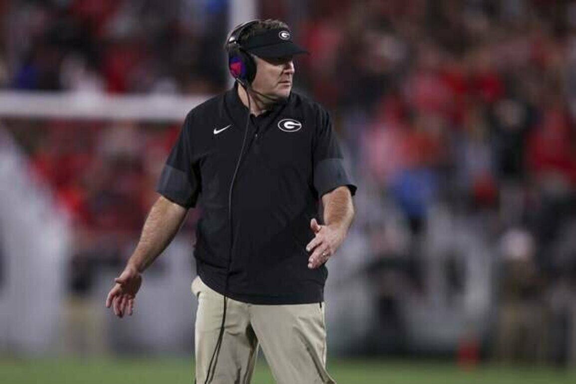 Bo Walker helps No. 4 Georgia cruise past Charlotte