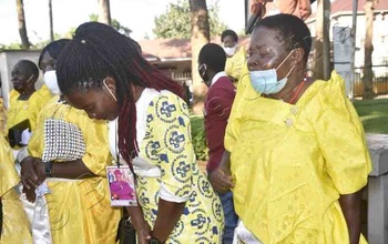 Emiranga ng'abantu bakuba eriiso evvannyuma ku mubiri gwa  Ssaabasumba