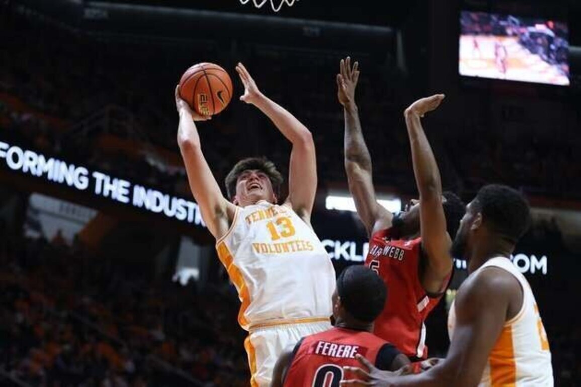 No. 20 Tennessee dominates inside, crushes Gardner-Webb