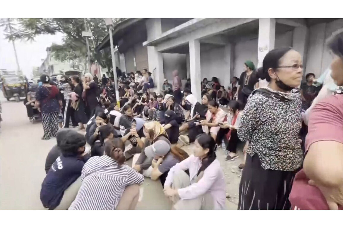 Manipur: Women protesters block NH-102(B), secure release of 3 detained men in Churachandpur