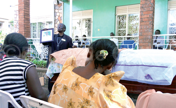 Canon Dungu (akute ekifaananyi) , n’omulambo nga guli wabweru. Canon Dungu (akute ekifaananyi) , n’omulambo nga guli wabweru.