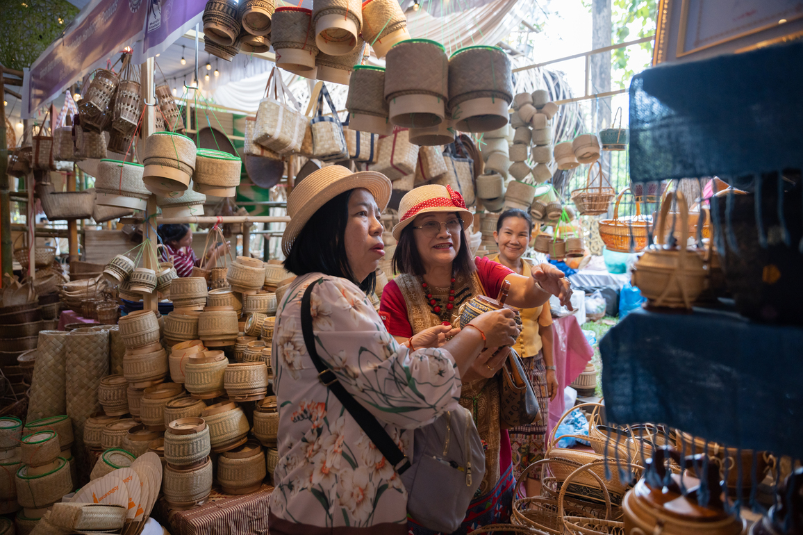 LAOS-VIENTIANE-HANDICRAFT FESTIVAL