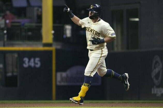 Andrew Vaughn racks up 6 RBIs as Brewers top Cubs