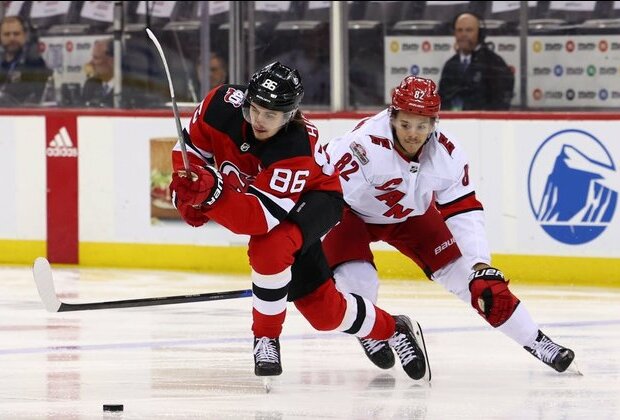 Devils erupt for 8 goals, trim Hurricanes' series lead to 2-1