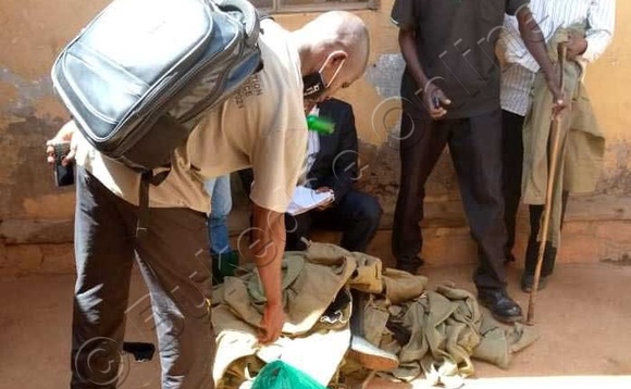 Abaserikale nga bawaayo ebyambalo. Abaserikale nga bawaayo ebyambalo.