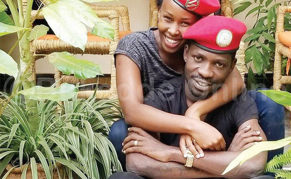 Bobi ne mukazi we mu biseera byabwe eby’eddembe. Bobi ne mukazi we mu biseera byabwe eby’eddembe.