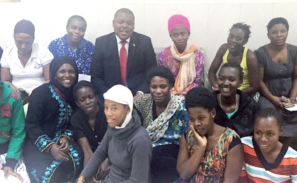 Yahaya Ssemuddu omubaka wa Uganda e Saudi Arabia ng’ali n’abawala abaanunuddwa. Yahaya Ssemuddu omubaka wa Uganda e Saudi Arabia ng’ali n’abawala abaanunuddwa.