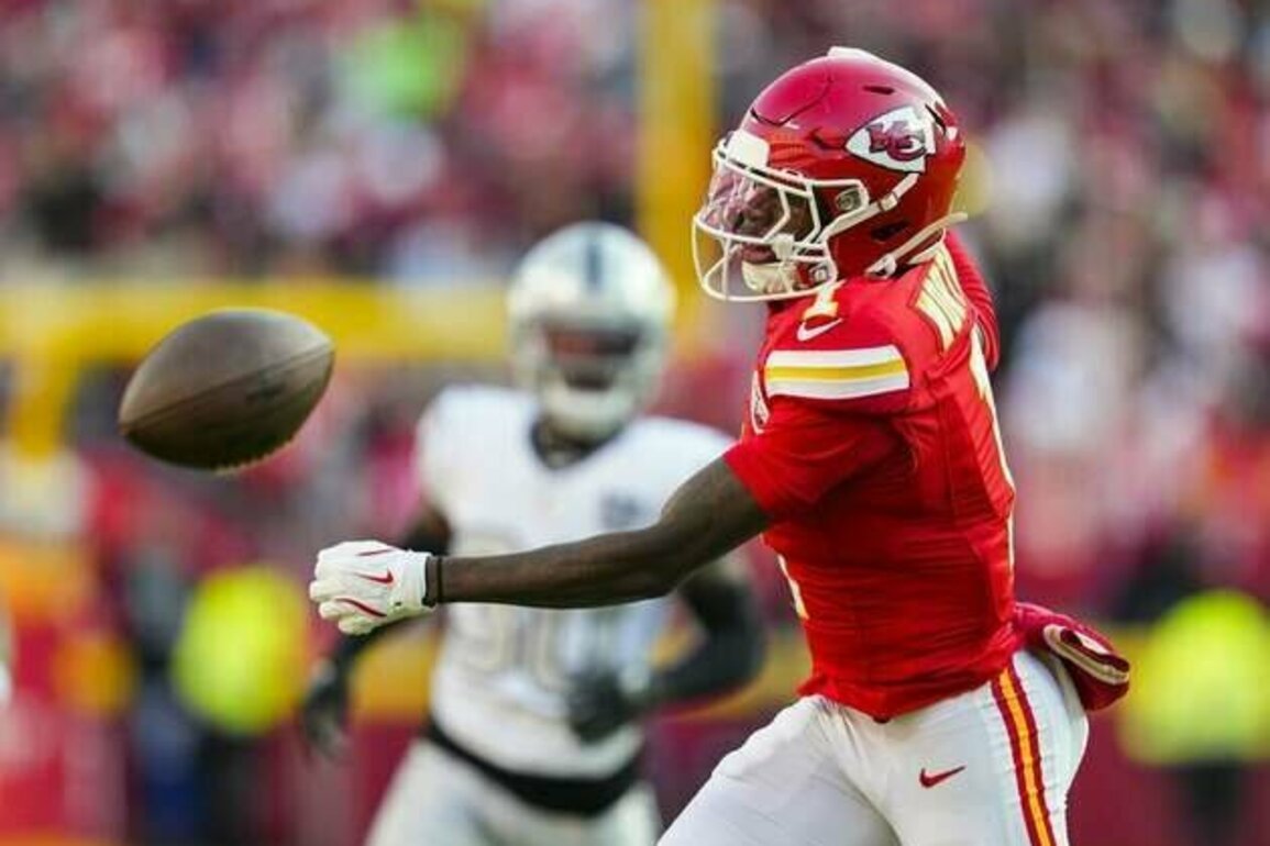 Chiefs WR Xavier Worthy (shoulder) exits on first drive vs. Chargers