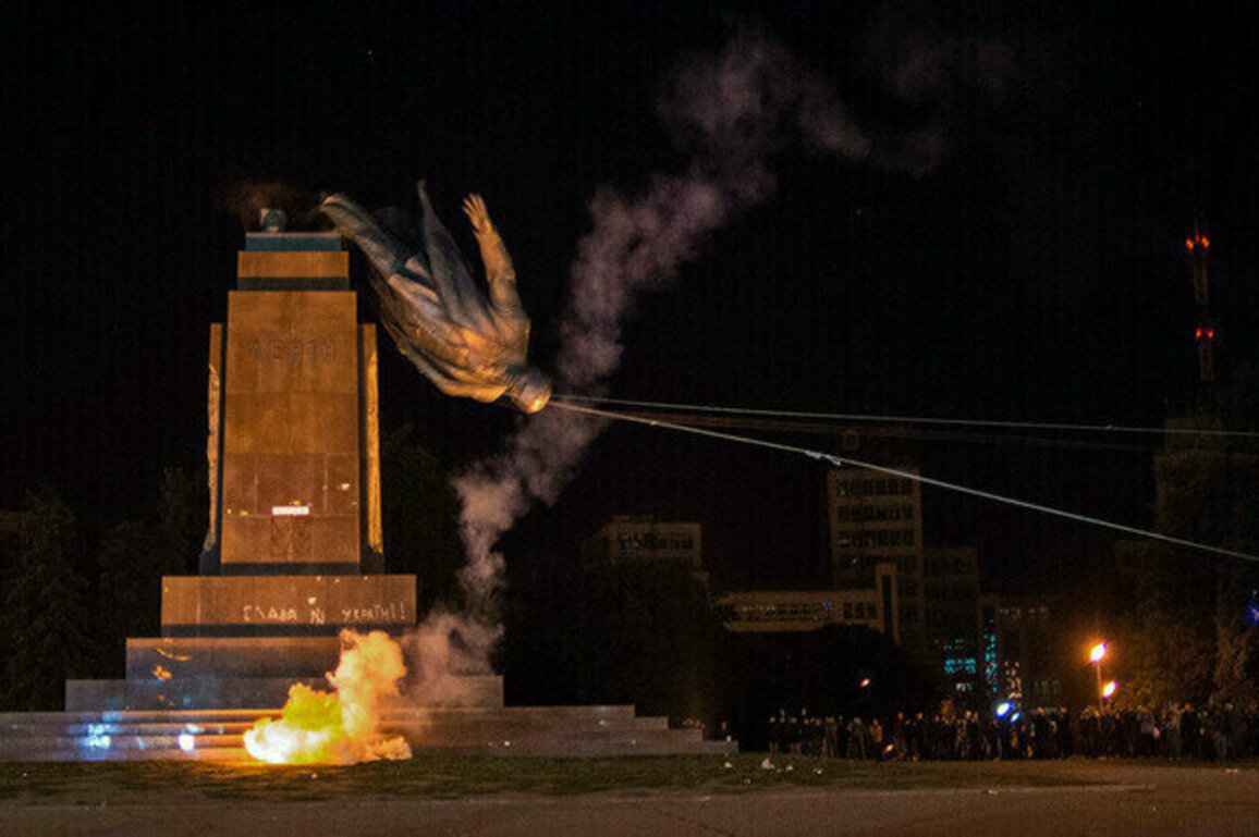 Last Lenin monument destroyed in Ukraine 
