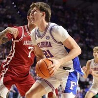 No. 7 Florida drubs No. 20 Arkansas, wins SEC regular-season title