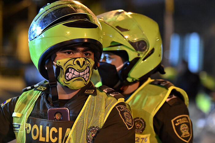 olice officers use face masks as a preventive measure against the spread of the new coronavirus 19 in ali olombia on arch 20 2020 olombian authorities announced a mandatory isolation simulation for the extended weekend from arch 21 to 23 as a preventive measure against the spread of the new coronavirus 19 hoto by uis