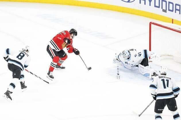 Frank Nazar tallies in OT as Blackhawks rally past Mammoth