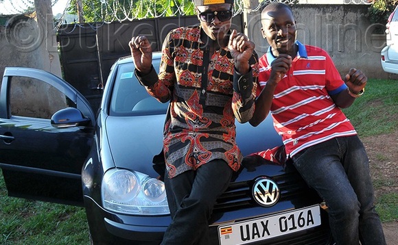 Chameleone ng'akwasa maneja we Robert Jackson Nkuke amanyiddwa nga Mutima ekisumuluzo ky'emmotoka gye yamugulira gye buvuddeko. Chameleone ng'akwasa maneja we Robert Jackson Nkuke amanyiddwa nga Mutima ekisumuluzo ky'emmotoka gye yamugulira gye buvuddeko.