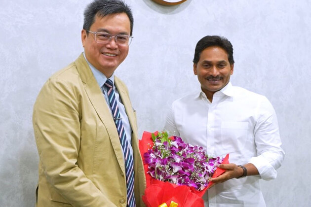 Singapore Consul General Edgar Pang calls on Jagan Reddy in YSRCP office