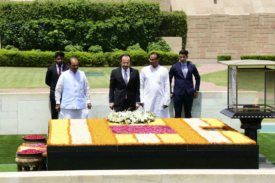 Cyprus President Nikos Christodoulides pays tributes to Mahatma Gandhi