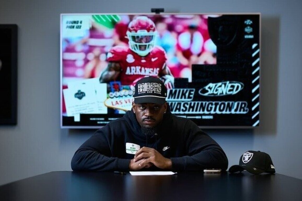 Raiders sign fourth-round pick RB Mike Washington Jr.