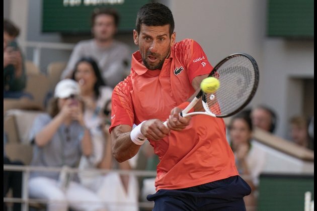 Carlos Alcaraz, Novak Djokovic move on at French Open
