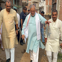 UP Minister Suresh Khanna visits Municipal Corporation wards to conduct surprise inspection on cleanliness