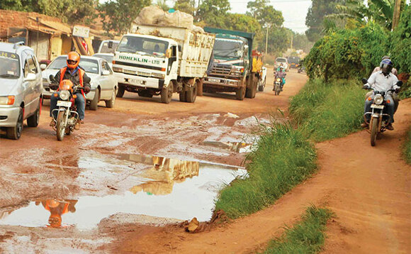 Emmotoka nga zikiibakiiba okwewala okugwa mu kinnya ekiri mu kkubo. Emmotoka nga zikiibakiiba okwewala okugwa mu kinnya ekiri mu kkubo.