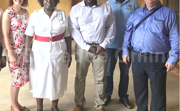 Munnayuganda Moses Mulimira owokusatu ku (kkono) eyakulembeddemu abakugu mu by'obulamu okuva e Bungereza ng'ali nabo ku ddwaliiro lya Gavumenti e Gulu ku (ddyo) ye Kerrin Waite avunaanyizibwa ku nzirukanya y'emirimu mu kitongole kya Bungereza ekya NHS Global Health Exchange Munnayuganda Moses Mulimira owokusatu ku (kkono) eyakulembeddemu abakugu mu by'obulamu okuva e Bungereza ng'ali nabo ku ddwaliiro lya Gavumenti e Gulu ku (ddyo) ye Kerrin Waite avunaanyizibwa ku nzirukanya y'emirimu mu kitongole kya Bungereza ekya NHS Global Health Exchange