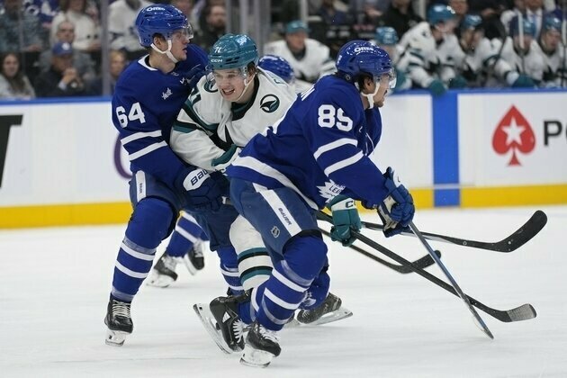 Fabian Zetterlund's shootout goal lifts Sharks over Maple Leafs