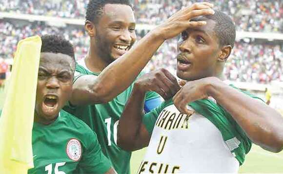 Simon Moses, Obi Mikel ne Odion Ighalo aba Nigeria nga basanyukira emu ku ggoolo ze baakubye Cameroon. Badding'ana nkya e Cameroon. Simon Moses, Obi Mikel ne Odion Ighalo aba Nigeria nga basanyukira emu ku ggoolo ze baakubye Cameroon. Badding'ana nkya e Cameroon.