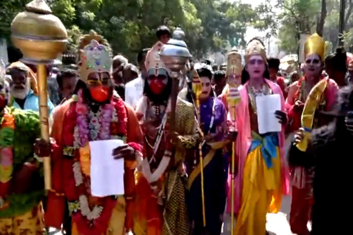 Tamil Nadu: Narikuravar community stages protest demanding lamp lighting at Thirupparankundram Hill
