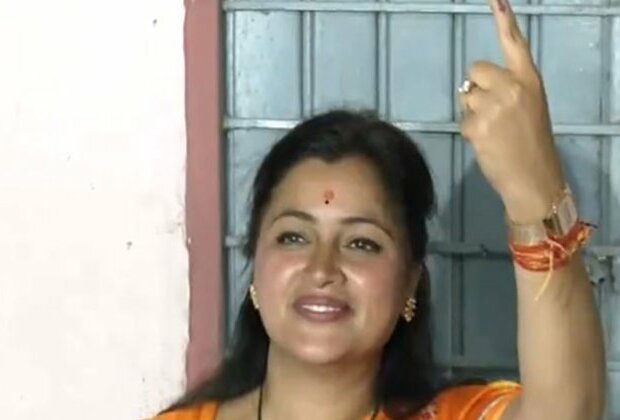 "Will never allow Congress to take away women's gold" says BJP's Amravati candidate Navnit Rana